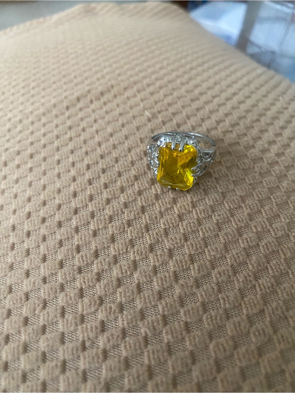 Womens cocktail ring with large yellow stone
Approximately size 9